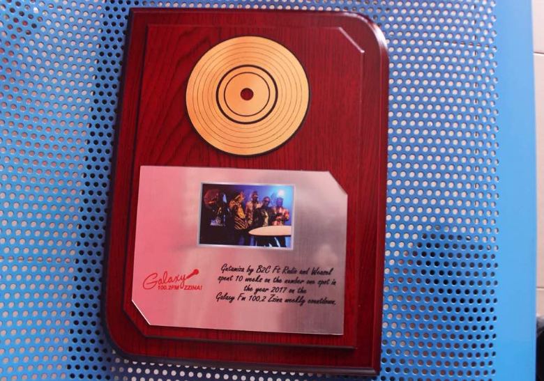 Galaxy FM has honoured singers B2c for their smash hit song “Gutamiza”, on which they collaborated with Radio and Weasle. 