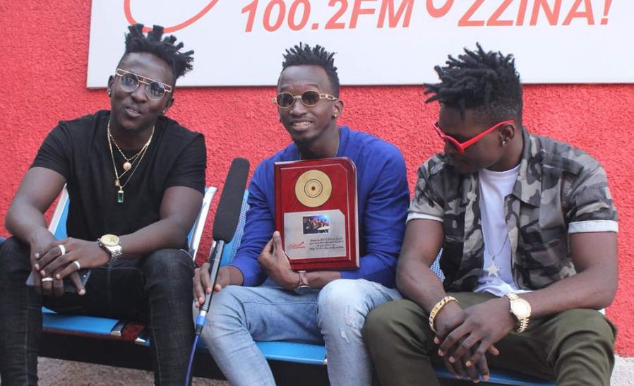 Galaxy FM has honoured singers B2c for their smash hit song “Gutamiza”, on which they collaborated with Radio and Weasle. 