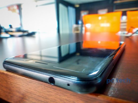 The top view of the Huawei P8 Lite (2017) has the 3.5mm earphone jack.