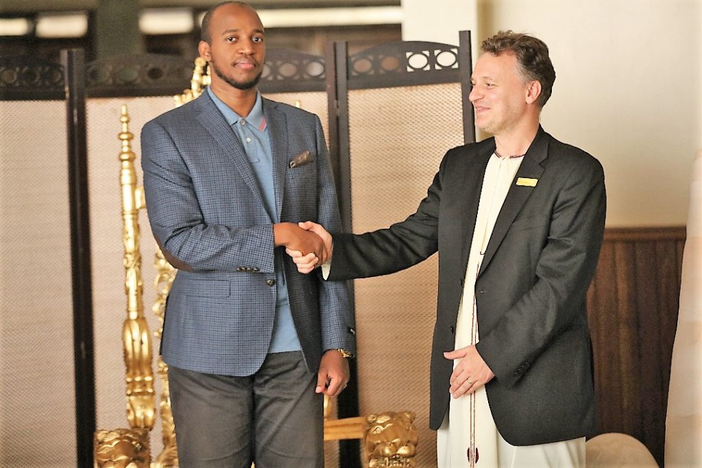 King Oyo (L) welcomed MTN Uganda's partnership, to support her various developmental projects for the benefit of her subjects and the entire Toro Sub region.